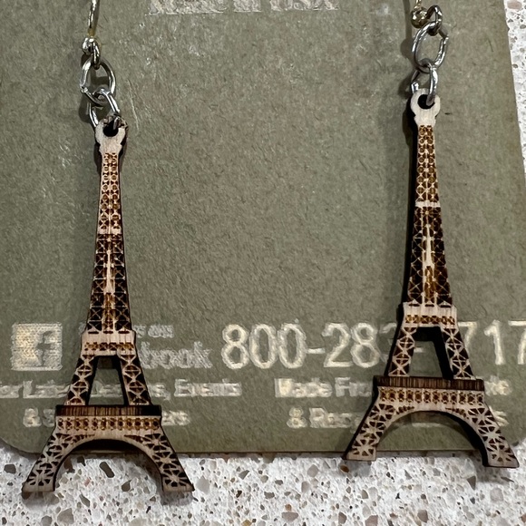 Eiffel Tower dangle Earrings New on card made in USA 🇺🇸 - Picture 1 of 10